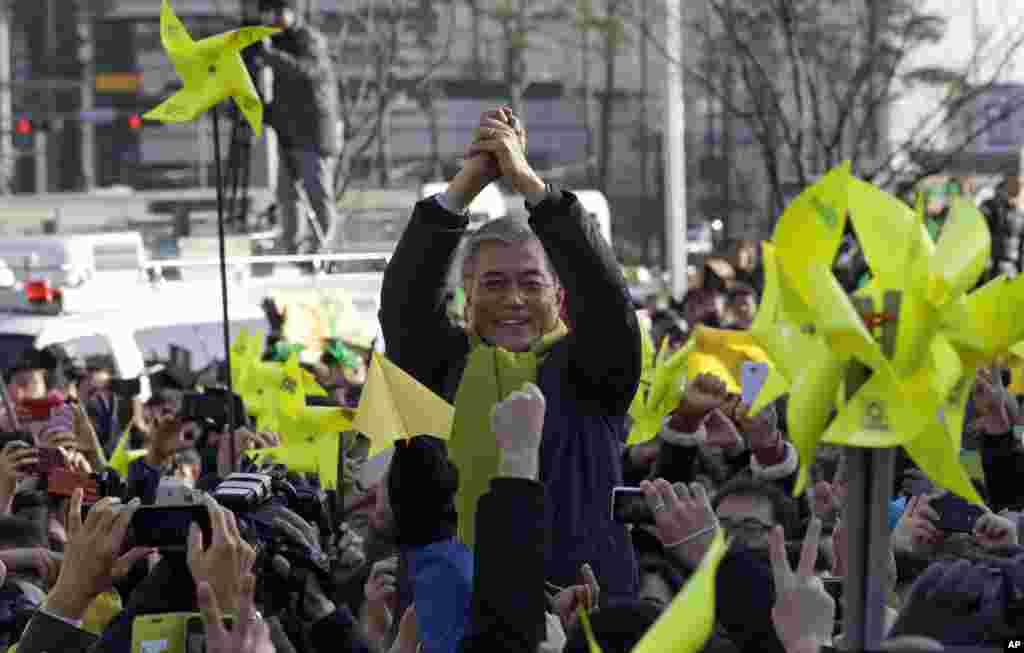 South Korea's presidential candidate of Democratic United Party Moon Jae-in gestures to supporters while campaigning in Seoul, South Korea, Dec. 18, 2012. 