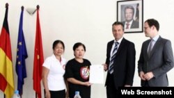Blogger Hiền Giang Phương Bích trao Tuyên bố 258 cho đại diện Đại sứ quán Đức ông Felix Schwarz và Jonas Koll