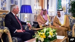 U.S. Secretary of State Rex Tillerson, left, meets with Saudi King Salman, right, in Jiddah, Saudi Arabia, July 12, 2017. 