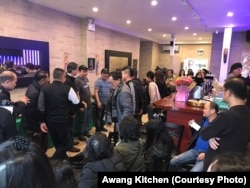 Pengunjung restoran Awang Kitchen di Elmhurst, Queens, New York.