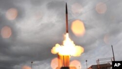 지난 2008년 6월 미국 하와이 카우아이 기지에서 이동식 발사대에 장착된 고고도미사일방어체계, 사드 미사일을 발사하고 있다. (자료사진)