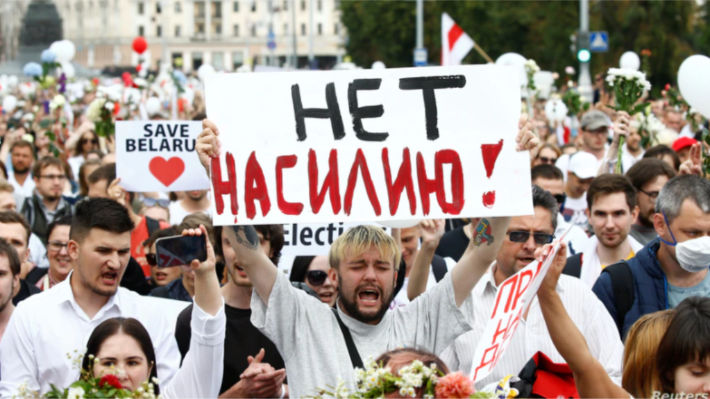 白俄罗斯民众在明斯克参加反对派示威，抗议警察暴力并拒绝总统选举结果。标语牌上写着：“对暴力说不”。（2020年8月14日）