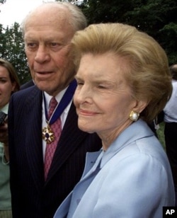 Former U.S. President Gerald Ford and his wife Betty talk to reporters outside the White House in this August 11, 1999 file photo.