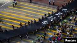 ພວກປະທ້ວງ Occupy Central ຖືແຜ່ນແພສີດຳ ຍາວ 500 ແມັດ ທີ່ເຂົາເຈົ້າກ່າວວ່າ ເປັນສັນຍະລັກແຫ່ງການສູນເສຍ
ຄວາມໜ້າເຊື່ອຖື ຂອງປັກກິ່ງ ທີ່ບໍ່ຍອມປ່ອຍໃຫ້ມີລະບອບ
ປະຊາທິປະໄຕຢ່າງສົມບູນ ໃນຮົງກົງ, ວັນທີ 14 ກັນຍາ 2014.