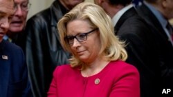 La représentante Liz Cheney, républicaine du Wyoming, attend le président Donald Trump dans la salle Roosevelt de la Maison Blanche, lundi 27 mars 2017, à Washington.