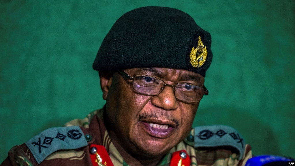 Le général Constantino Guveya Chiwenga (C), commandant des forces de défense du Zimbabwe, s'exprime lors d'une conférence de presse à la caserne de Tongogara, à Harare, le 20 novembre 2017.