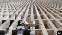 تہران کے قبرستان بہشت زہرہ میں نئی قبریں کھودی جا رہی ہیں۔ یکم نومبر 2020