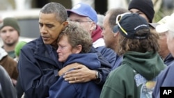 Барак Обама успокаивает Донну Ванзант, владелицу небольшой семейной верфи North Point Marina, полностью разрушенной ураганом «Сэнди». Бригантин, Нью-Джерси. 31 октября 2012 года 