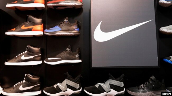 Giày thể thao Nike trong một cửa hàng ở New York. Chuỗi cung ứng của hãng giày thể thao hàng đầu của Mỹ đứng trước nguy cơ gián đoạn vì các nhà máy của họ ở Việt Nam bị tạm đóng cửa.