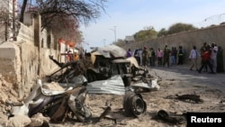 2014年2月民眾圍觀索馬里首都一處青年黨自殺爆炸現場