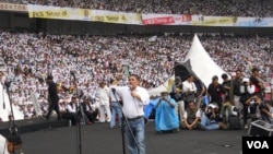 Presiden PKS Anis Matta melakukan orasi politik di Stadion Gelora Bung Karno Jakarta pada kampanye terbuka PKS (16/3). (VOA/Andylala Waluyo)
