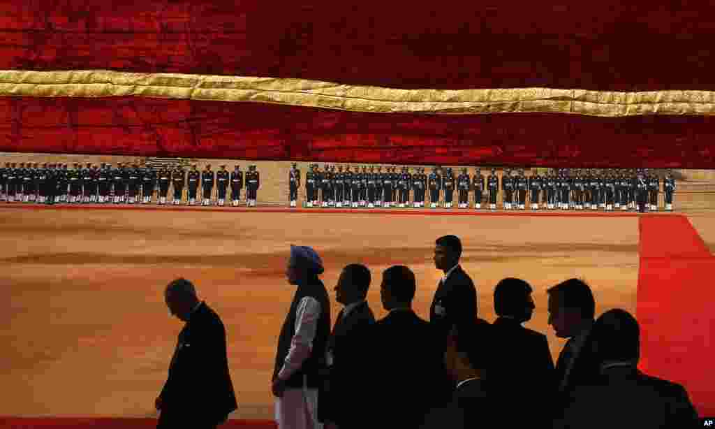 Presiden India Pranab Mukherjee, kiri, Perdana Menteri Manmohan Singh, kedua kiri, bersama pejabat bersiap menerima Raja Bahrain Hamad bin Isa Al Khalifa di istana presiden di New Delhi, India.