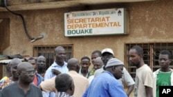Supporters of the party of former Ivorian Prime Minister Alassane Dramane Ouattara stand on November 2, 2010 in front of the party's headquarter, in the erstwhile insurgent capital of Bouake.