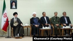 Pemimpin Tertinggi Iran, Ayatollah Ali Khamenei, paling kiri, berjumpa dengan Presiden Hassan Rouhani, kedua dari kiri, dan anggota kabinet presiden lainnya tanggal 29 Agustus 2018 (foto courtesy: Khamenei.Ir)