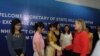Ngoại trưởng Hoa Kỳ Hillary Clinton đã tuyên dương chị Ðỗ Minh Thùy (người mặc áo dài màu vàng), trong một cuộc họp mặt nhân kỷ niệm 20 năm chương trình Fulbright Việt Nam.