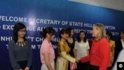 Ngoại trưởng Hoa Kỳ Hillary Clinton đã tuyên dương chị Ðỗ Minh Thùy (người mặc áo dài màu vàng), trong một cuộc họp mặt nhân kỷ niệm 20 năm chương trình Fulbright Việt Nam.