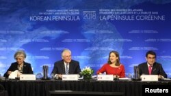 El Ministro de RR.EE. de Corea del Sur, Kang Kyung-wha (izq.), U.S. Secretary of State Rex Tillerson, ministra de RR.EE. de Canadá, Christya Freeland, y canciller japonés Taro Kono, durante la Reunión sobre Seguridad y Estabilidad en la Península Coreana. Vancouver, Canadá, enero 16 de 2017.