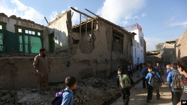 Una casa dañada en Kabul, tras el poderoso terremoto del lunes 26 de octubre, que se sintió en todo el Sur de Asia. 