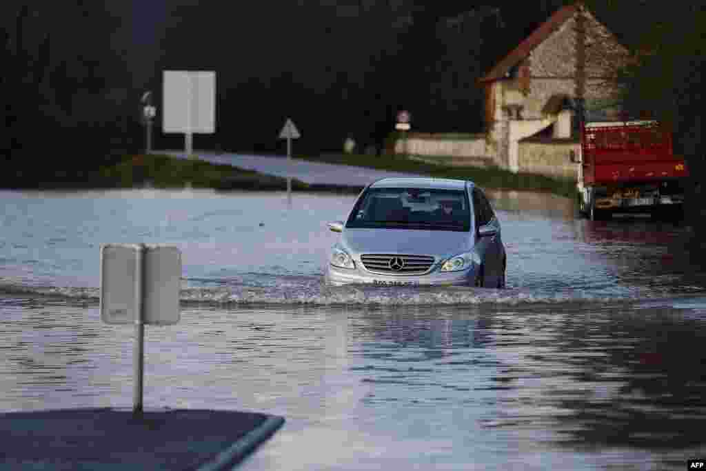 رانندگی در خیابان آب گرفته در فرانسه &nbsp;