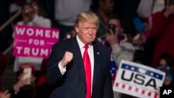 Presiden Terpilih Donald Trump berjalan ke podium dalam lawatan terima kasinya di Hershey, Pennsylvania (15/12). 