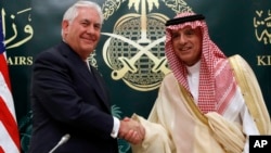 El secretario de Estado, Rex Tillerson, y el ministro de Relaciones Exteriores saudí, Adel Ahmed Al-Jubeir, terminan con un saludo la conferencia de prensa conjunta del domingo en Riad.