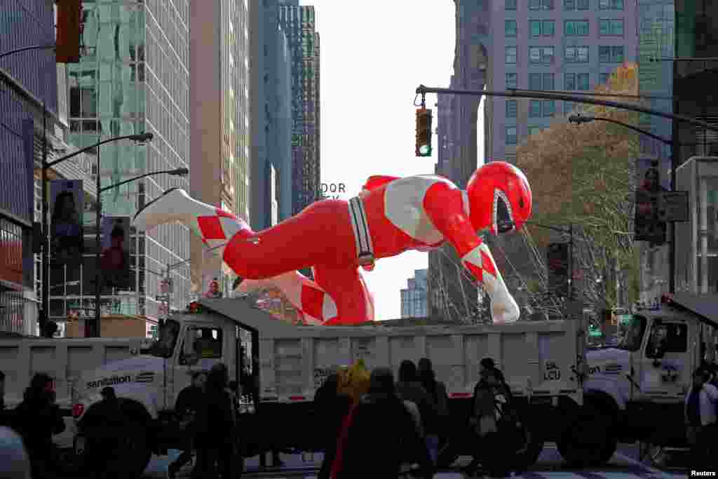 Sanitation trucks are positioned across 42nd street as ram attack barricades during the Macy&#39;s Thanksgiving Day Parade in Manhattan, New York, Nov. 23, 2017.
