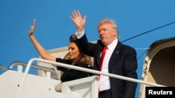 美国总统川普与第一夫人梅拉尼亚在意大利西西里岛锡戈内拉空军基地挥别送行人员，准备乘坐空军一号返回华盛顿。（2017年5月27日）