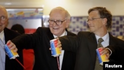 2010年富豪比爾•蓋茨和沃倫•巴菲特訪問北京一家新的奶製品商店時合影。