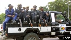 Les forces de police à Brazzaville, le 23 juin 2002.