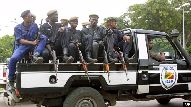 Les forces de police à Brazzaville, le 23 juin 2002.