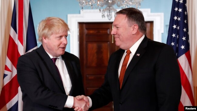 El secretario de Estado, Mike Pompeo, derecha, saluda al ministro de Exteriores británico, Boris Johnson en Washington el 8 de mayo.