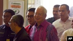 Mantan Perdana Menteri Malaysia Najib Razak walks saat keluar dari ruang sidang Pengadilan Tinggi Kuala Lumpur di Kuala Lumpur, Malaysia, 19 Oktober 2018.