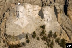 美国总统山国家纪念碑由四位美国总统的高达60英尺的头像组成。 从左至右分别是乔治·华盛顿，托马斯·杰斐逊，西奥多·罗斯福和亚伯拉罕·林肯。