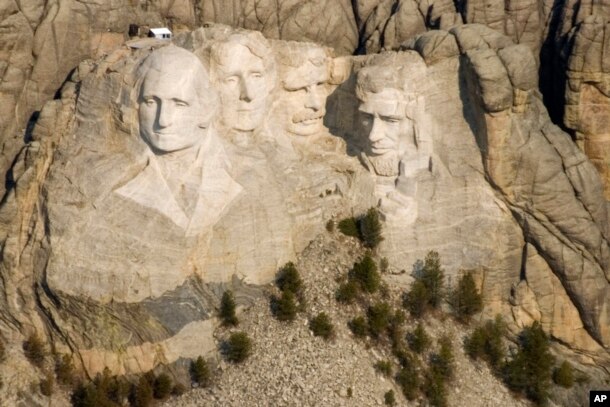 美国总统山国家纪念碑由四位美国总统的高达60英尺的头像组成。 从左至右分别是乔治·华盛顿，托马斯·杰斐逊，西奥多·罗斯福和亚伯拉罕·林肯。