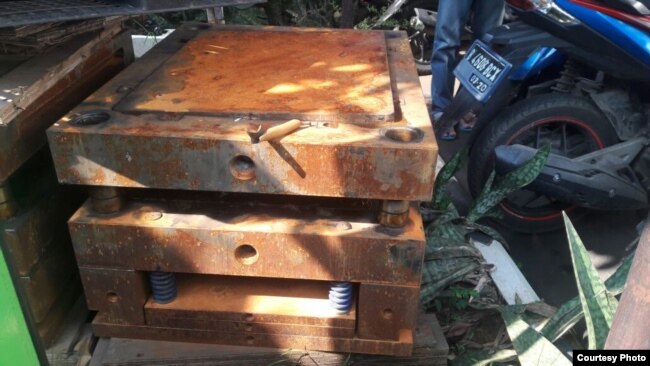 Mesin press plat besi atau moulding yang diduga menjadi tempat menyimpan narkoba. (Foto: dokumentasi keluarga)