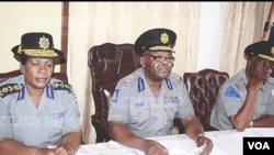 Police Commissioner General Godwin Matanga, vagere pakati.