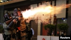 防暴警察在香港著名旅遊區尖沙咀對示威民眾發射催淚彈。（2019年10月27日）