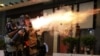 防暴警察在香港著名旅游区尖沙咀对示威民众发射催泪弹。（2019年10月27日）
