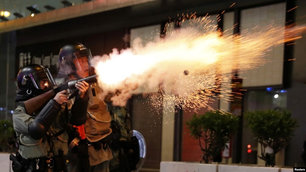 防暴警察在香港著名旅游区尖沙咀对示威民众发射催泪弹。（2019年10月27日）(photo:VOA)
