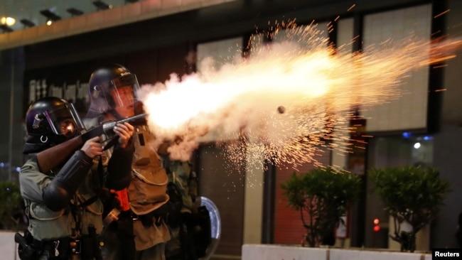 防暴警察在香港著名旅游区尖沙咀对示威民众发射催泪弹。（2019年10月27日）