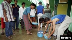 Suasana menjelang makan siang di penjara Sukamiskin, Bandung. (Foto: Dok)