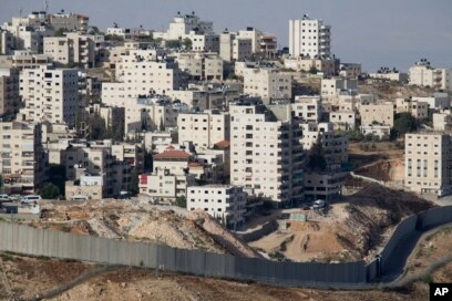 د بیت المقدس ختیځ او لویدیځ په ٢،٥ کیلو مترو اوږد او ١٣ متره لوړ دیوال چې ٢،٥ متره پلن دی سره جلا شوی دی