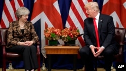 PM Inggris Theresa May saat bertemu Presiden AS Donald Trump di sela Sidang Umum PBB di New York, 20 September 2017. (foto: dok)