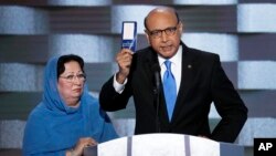 在伊拉克牺牲的美国穆斯林军人的父亲希尔·汗拿着一本美国宪法在民主党大会上说：“川普，你读过美国宪法吗？我可以把我这本借给你！”