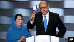 Ông Khizr Khan phát biểu trong ngày cuối cùng của Đại hội Đảng Dân chủ toàn quốc ở Philadelphia, ngày 28/7/2016.