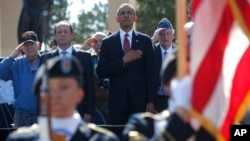 El presidente Obama junto al mandatario francés, Francois Hollande, en Normandía.