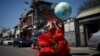一名艺术家在北京的蓝天下庆祝“地球日”。（2020年4月22日）