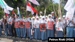 Ilustrasi. Aksi pelajar Surabaya memperingati Hari Sumpah Pemuda di depan Gedung Negara Grahadi. (Foto: VOA/Petrus Riski)