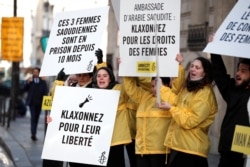 سعودی عرب میں عورتوں کے حقوق کی سرگرم خواتین کی رہائی کے لیے پیرس میں مظاہرہ۔ فائل فوٹو