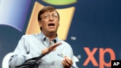 Foto yang diambil pada 25 Oktober 2001 menunjukkan mantan CEO Microsoft Bill Gates berbicara dalam peluncuran sistem operasi Windows XP di New York. 